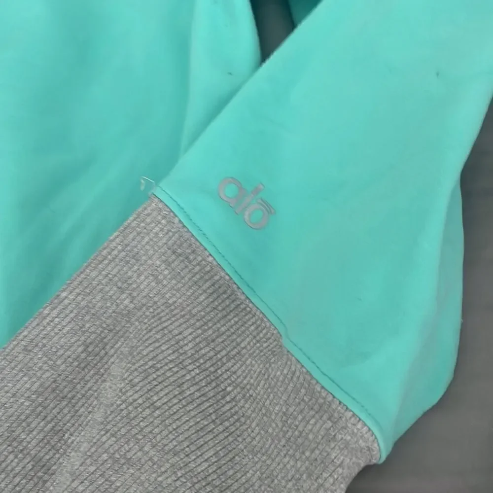Alo Yoga seafoam green leggings with light gray ribbed leg warmer bottoms XS